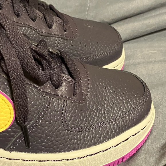 Nike Air Force 1 Low Sz 3.5 Y Style: DX5805-500 EUC Purple/Black - Picture 4 of 12